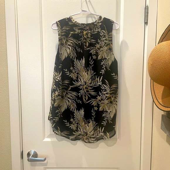 NEW…41 HAWTHORN Amanda Sleeveless Split Neck Ruffle Detail Blouse - Picture 4 of 5